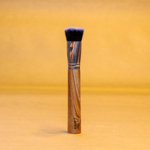 pinceau-de-maquillage-manche-en-bois-de-teck