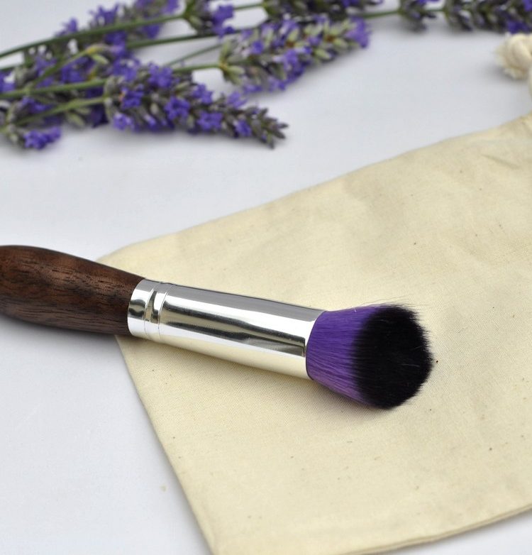 Pinceau de maquillage biseauté manche en bois violet - Le Père Lucien - MRed