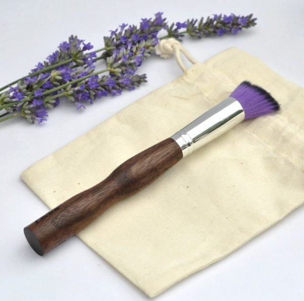 pinceau-de-maquillage-manche-en-bois-biseaute-touffe-violet