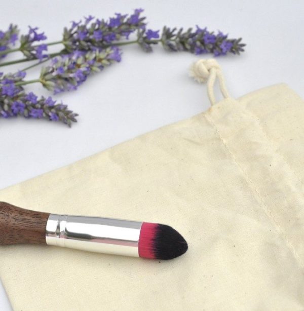 pinceau-de-maquillage-manche-en-bois-rose-noir-le-pere-lucien