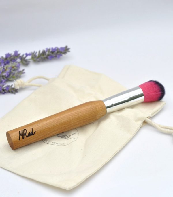 pinceau-de-maquillage-manche-en-bois-biseaute-touffe-rose